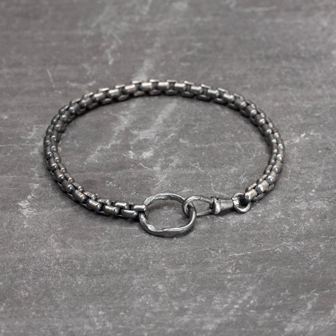 bracelet en argent pour homme avec chaine vénitienne avec un anneau martelé