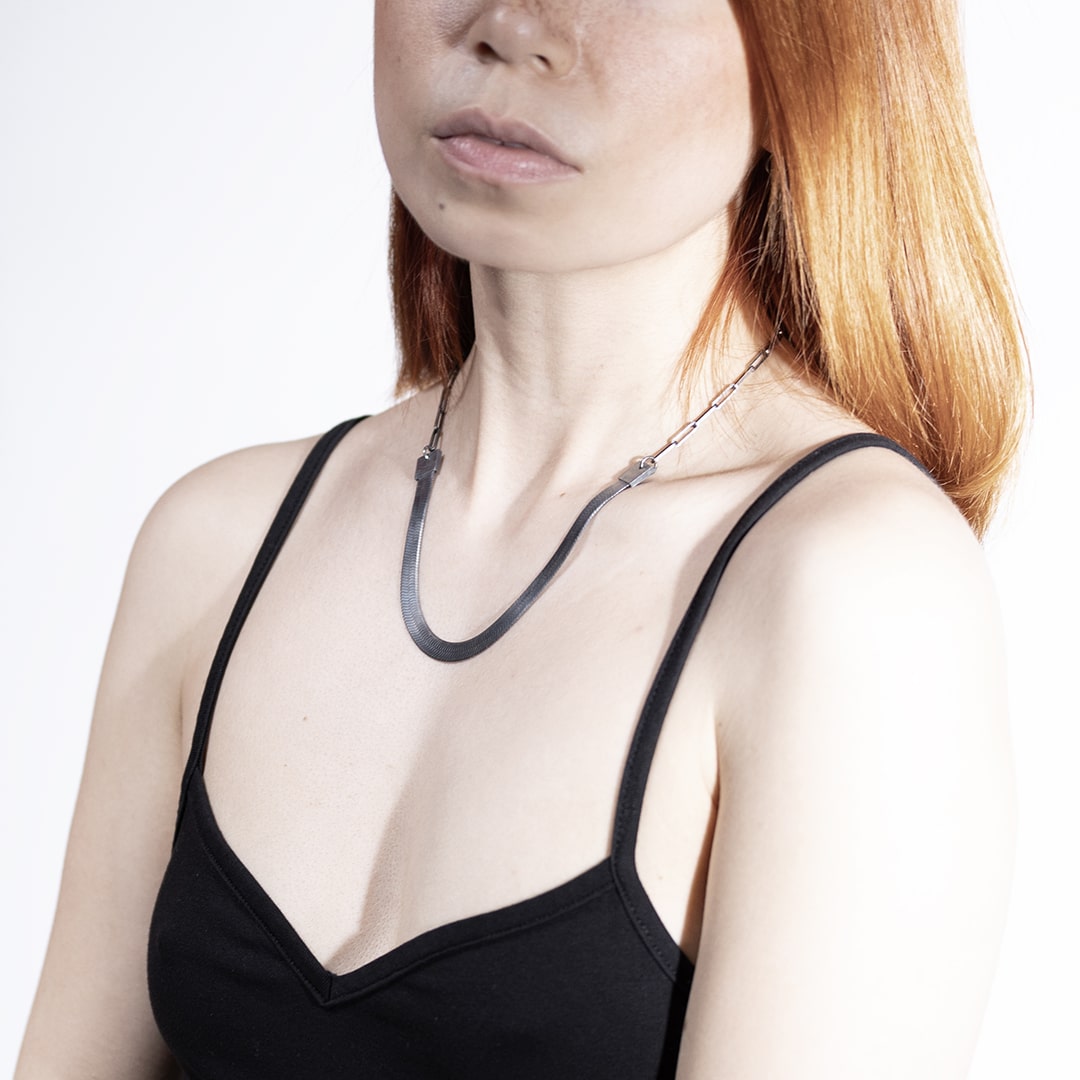 femme portant un collier en argent original