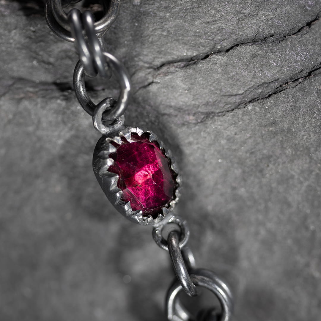 collier en argent avec pierre rouge grenat