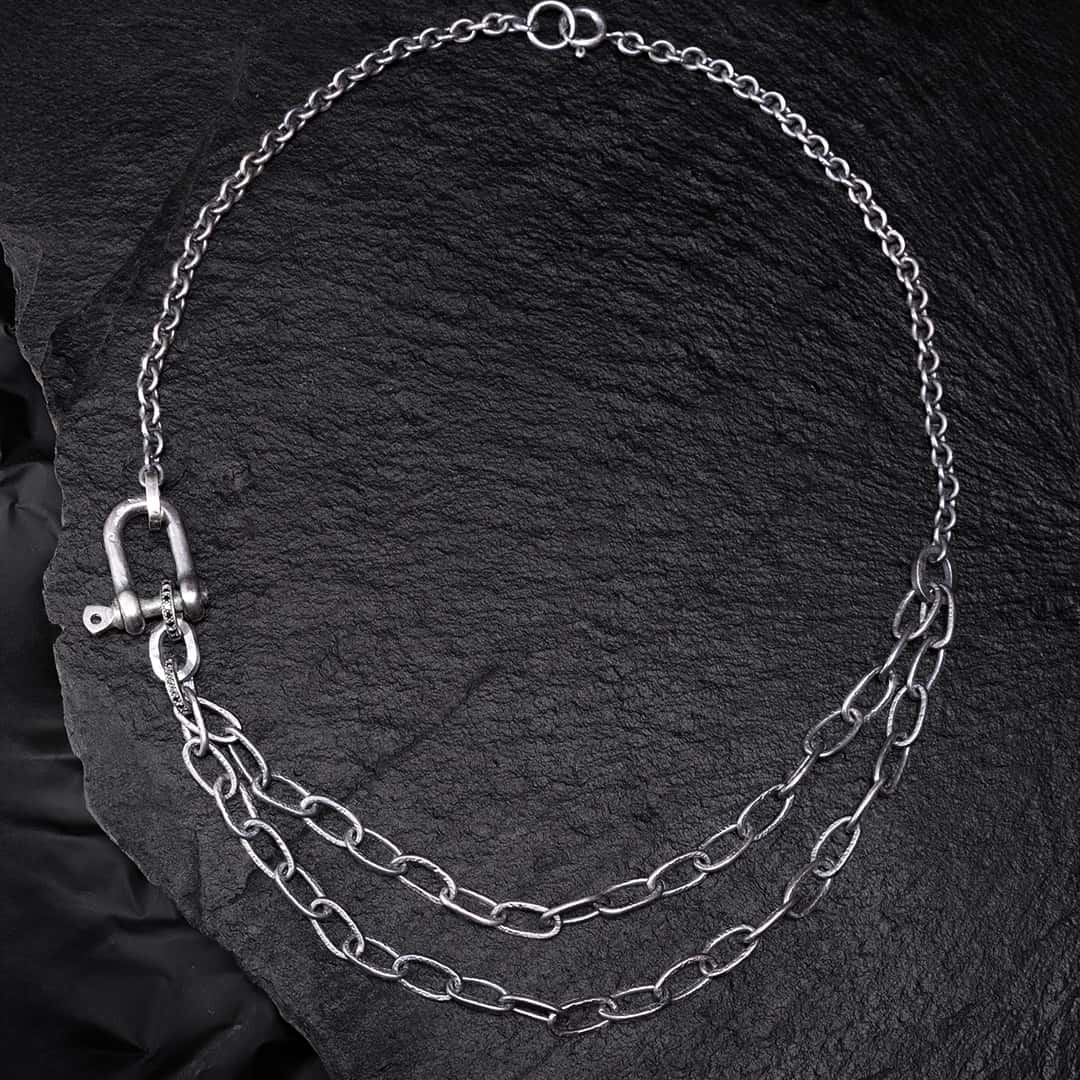 collier pour homme avec des chaines en argent noir et diamants noirs