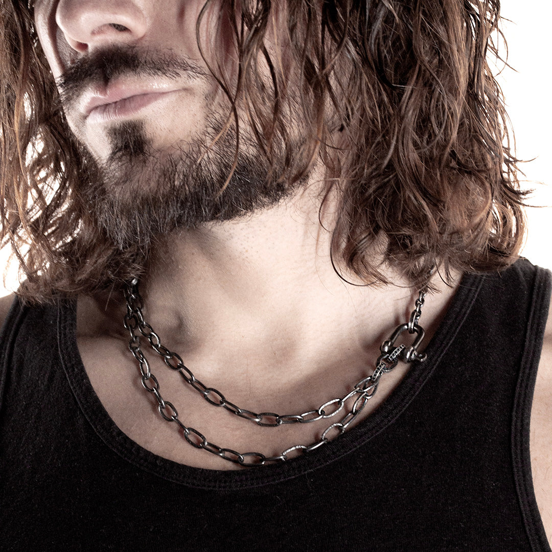 collier pour homme avec des chaines en argent noir et diamants noirs