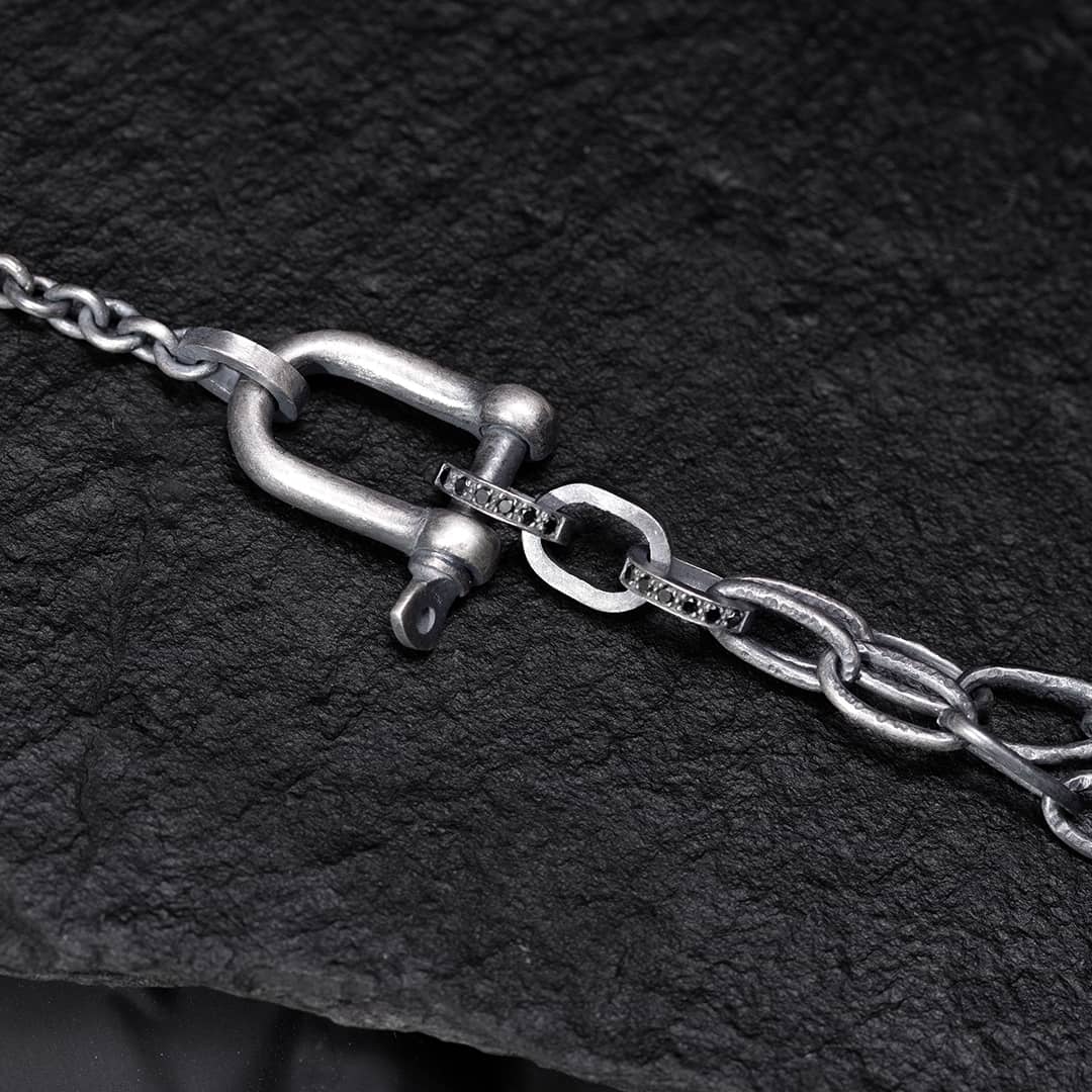 collier pour homme avec des chaines en argent noir et diamants noirs