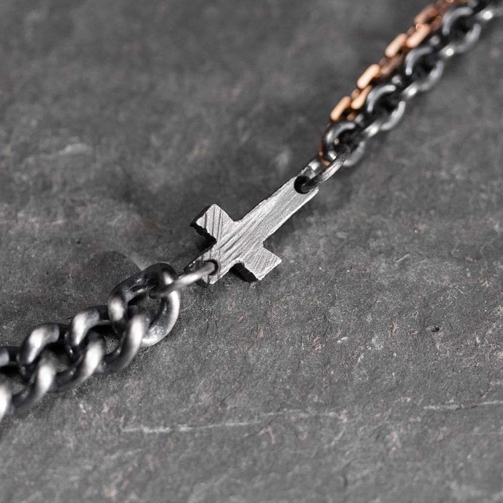 collier pour homme en argent noir et or rose avec une croix