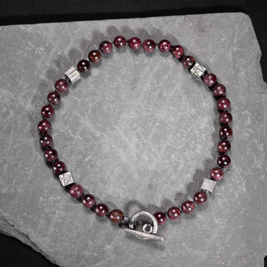 collier original pour femme en perles rouges de grenat et argent