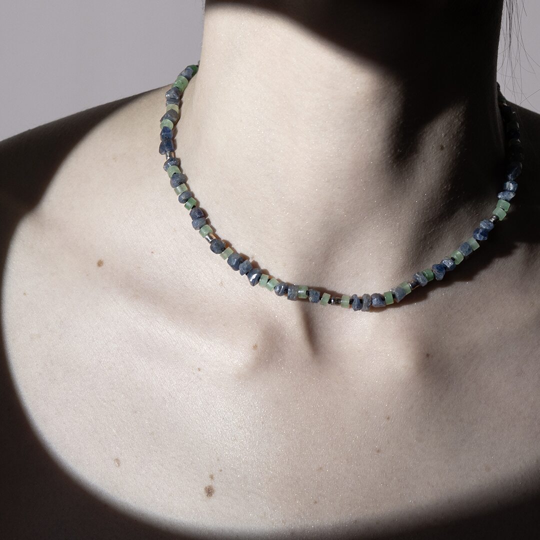 collier de perles de saphir bleu brut, aventurine et argent