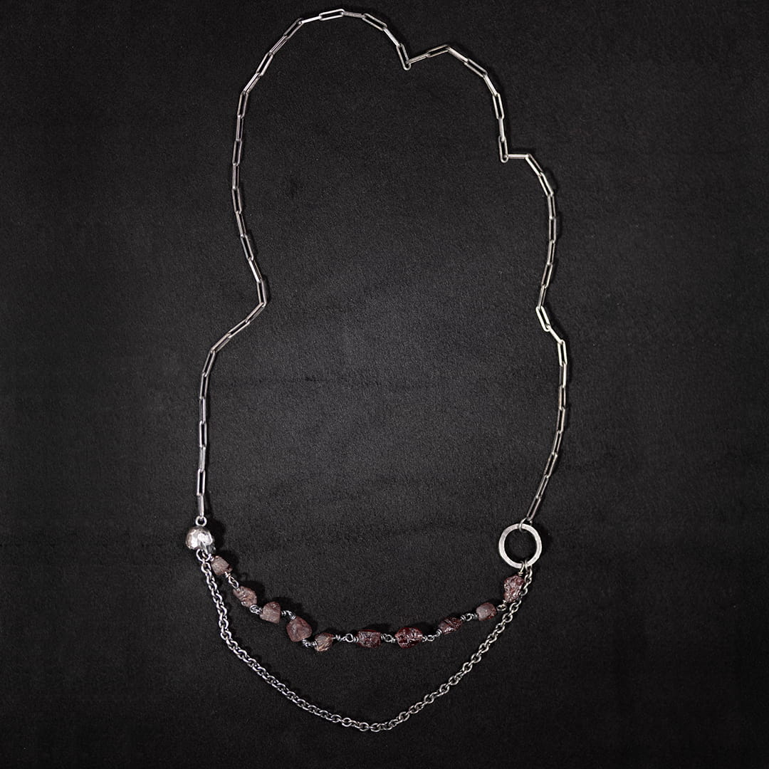sautoir original en argent et perles rouges