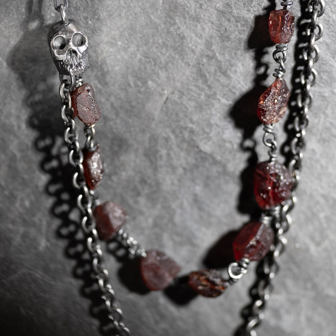 sautoir original en argent et perles rouges