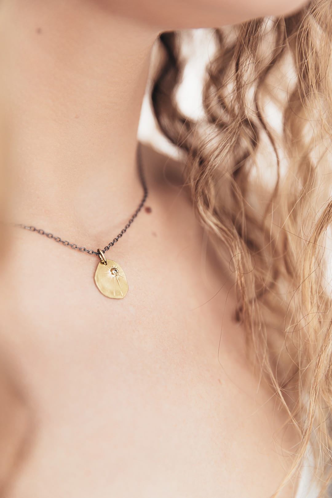 médaille or jaune soleil et diamant