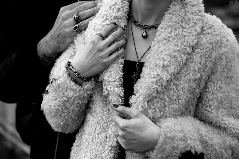 femme rock qui porte des bijoux en argent noir et un bracelet en argent noir et perle noire de Tahiti