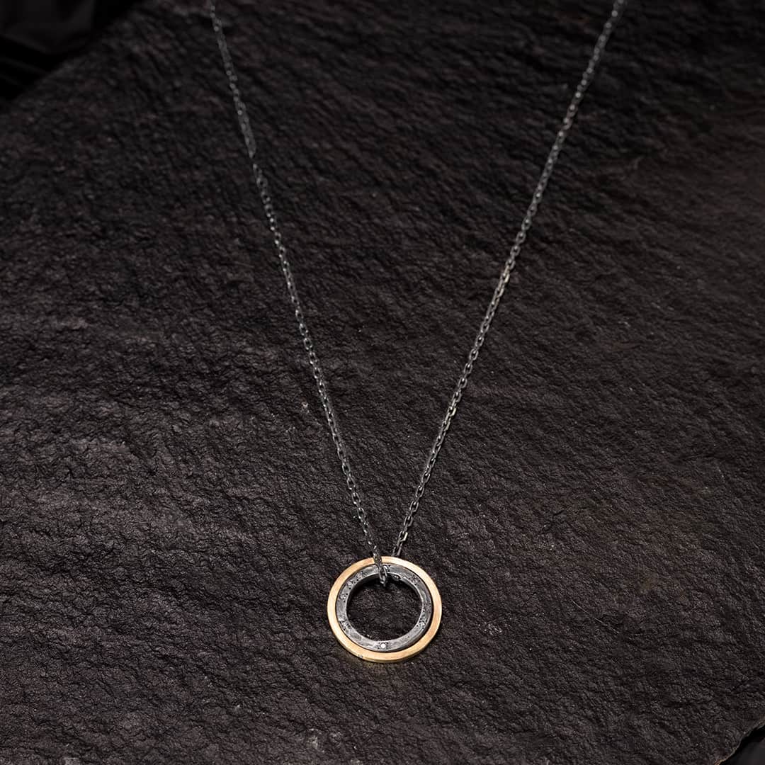 collier en argent et or jaune doubles anneaux mobiles avec des diamants blancs
