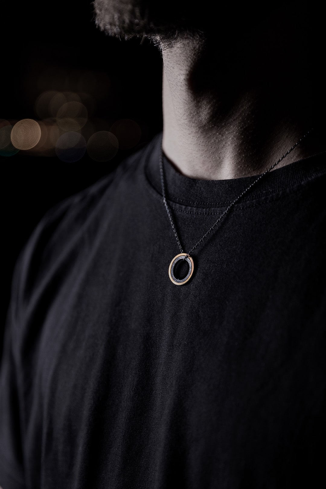 collier en argent et or jaune doubles anneaux mobiles avec des diamants blancs