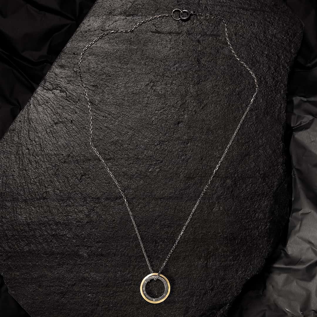 collier en argent et or jaune doubles anneaux mobiles avec des diamants blancs