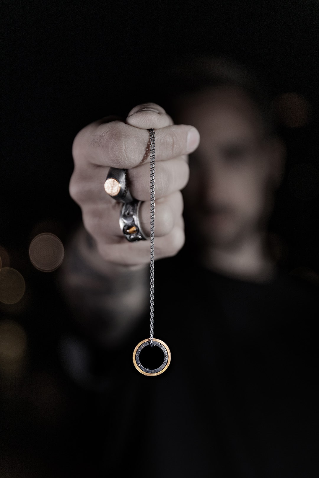 collier en argent et or jaune double anneaux mobiles avec des diamants blancs