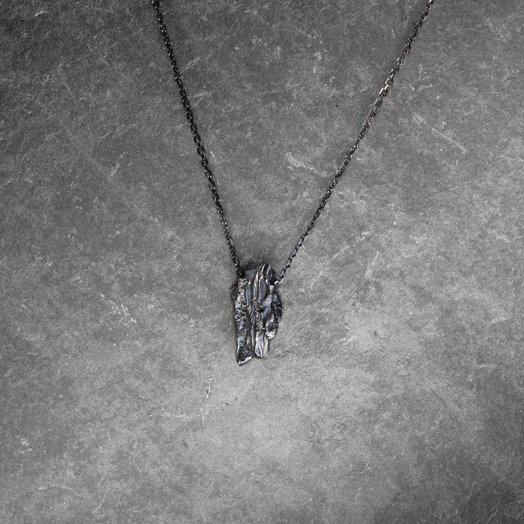 pendentif et chaine en or noir