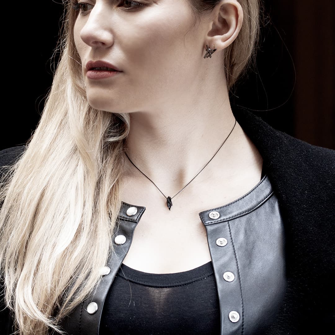 pendentif et chaine en or noir