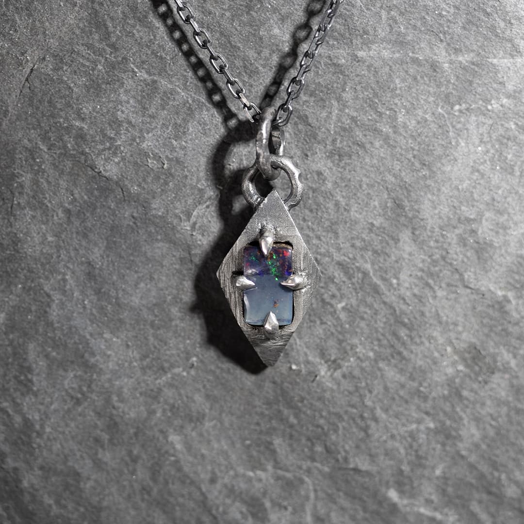 pendentif original en argent et opale brute