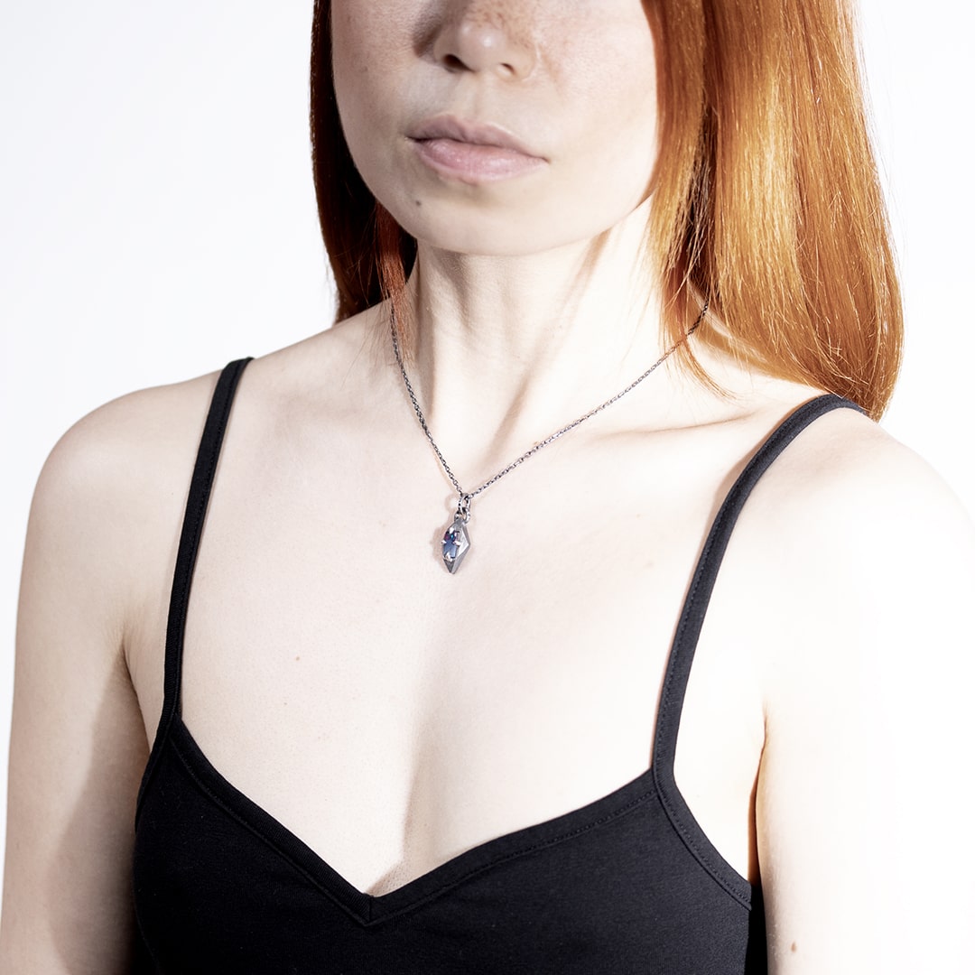 femme portant un pendentif original en argent et opale brute
