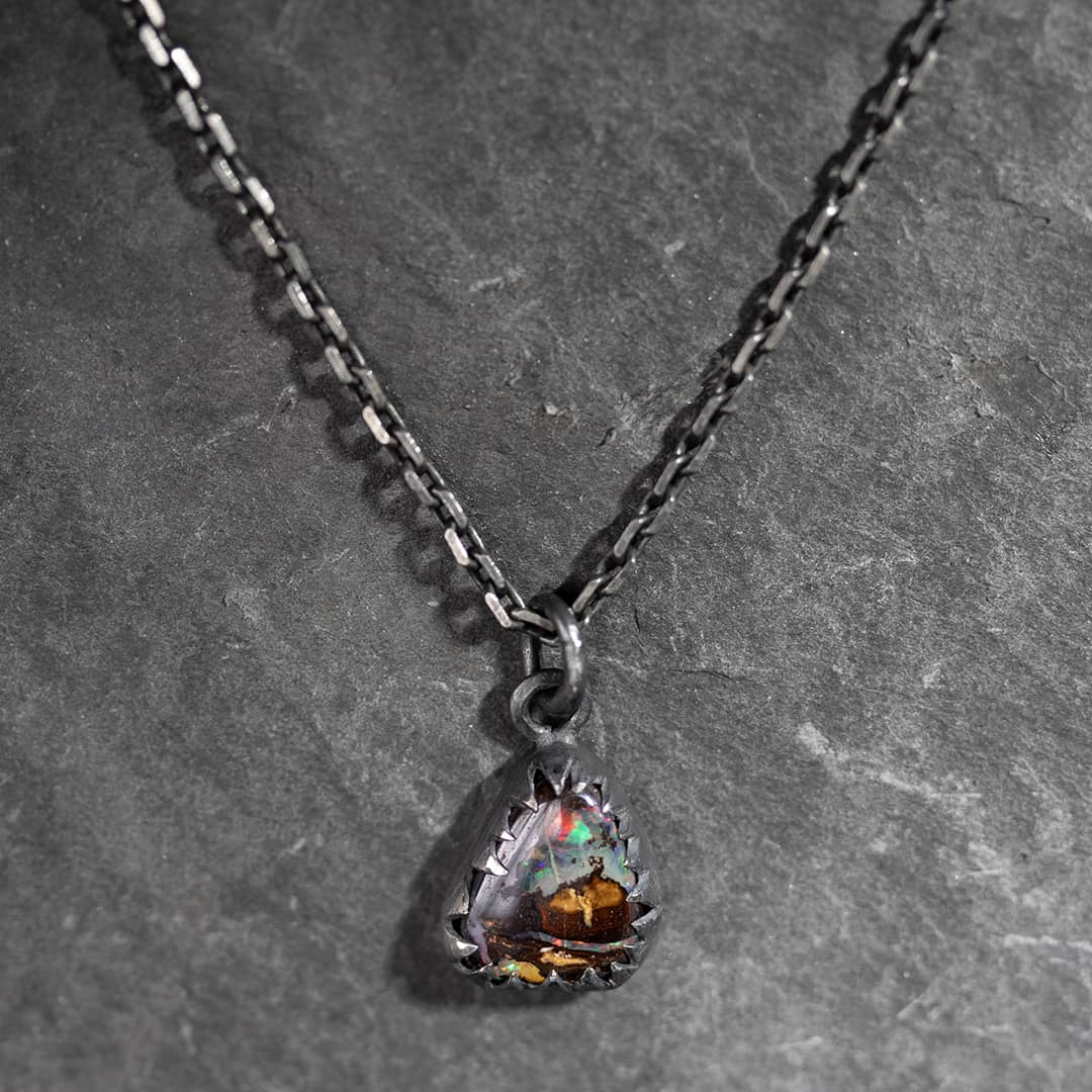 pendentif original en argent et opale brute marron
