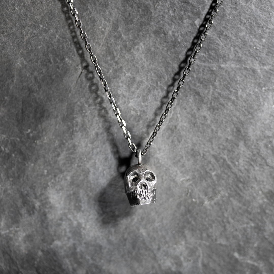 pendentif tête de mort en argent et diamants noirs