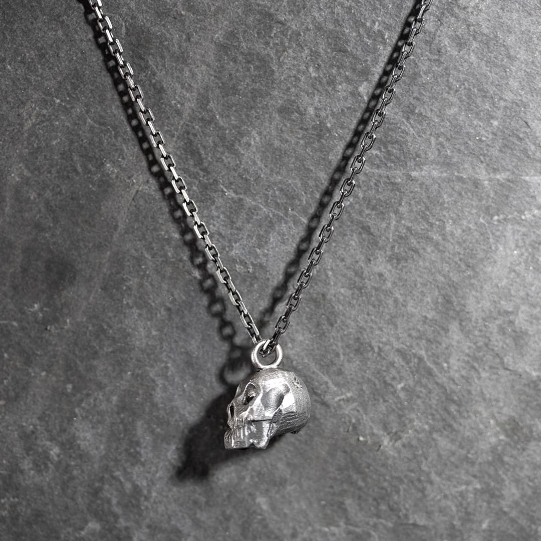 pendentif tête de mort en argent et diamants noirs