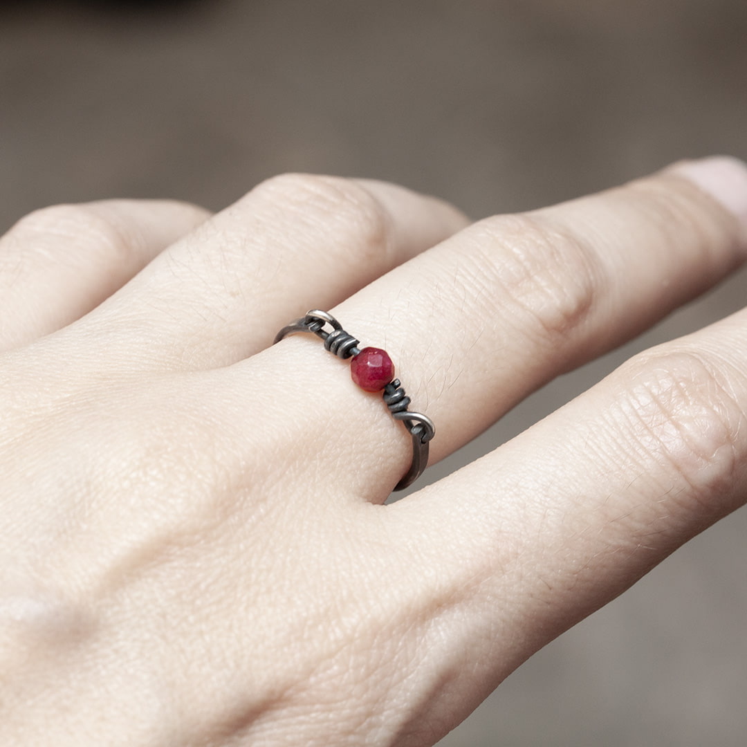 BAGUE SEASONLESS ARGENT NOIR ET RUBIS
