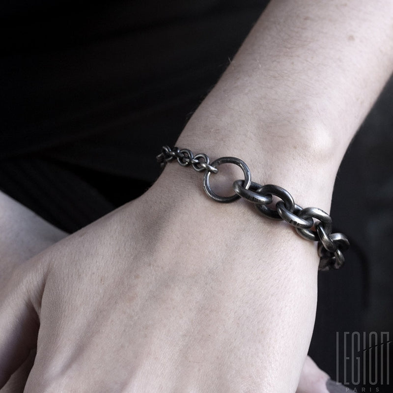 poignet ade femme avec bracelet souple en argent noir avec des gros maillons
