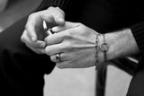 homme portant des bracelets en argent noir Legion Paris