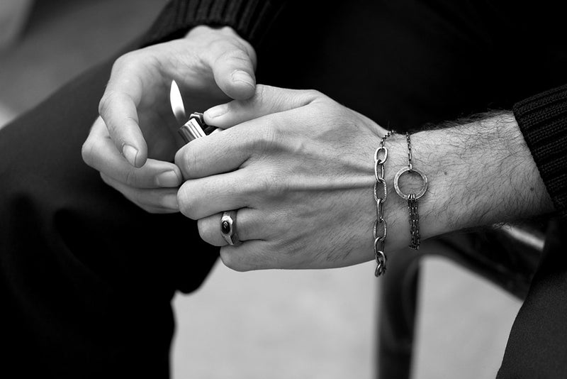 homme portant des bracelets en argent noir Legion Paris