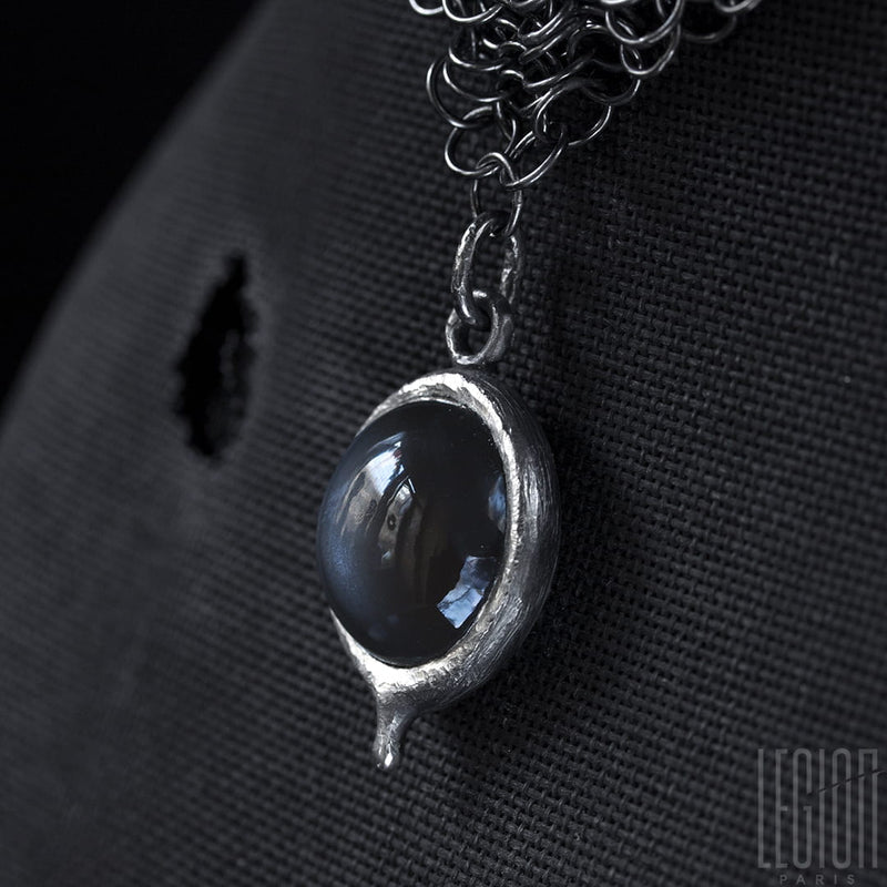 Vue de côté d'une pierre de lune grise sur un collier côte de maille en argent noir 925 Legion Paris