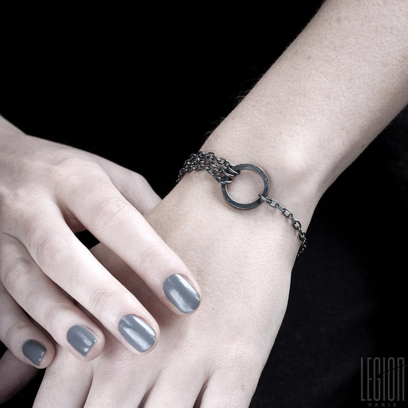 poignets de femme portant un bracelet en argent noir