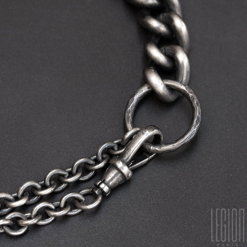 anneau fermoir d'un bracelet en argent noir avec un mousqueton en argent noir pour fermer le bracelet