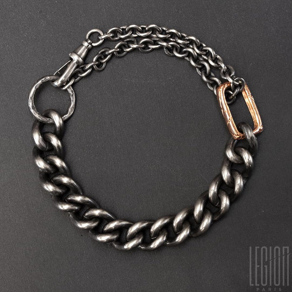bracelet en chaine en argent noir. grosse maille gourmette ronde et chaine forcat ronde qui passe en double dans un anneau en or rouge. 