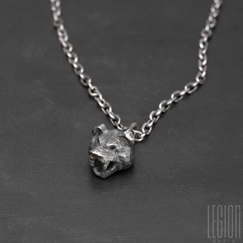 pendentif en argent noir représentant une tête d'ours avec deux diamants noirs à la place des yeux sur une chaine forçat diamantée en argent noir