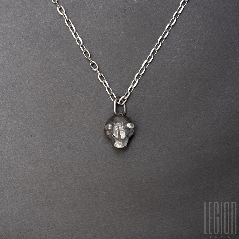 pendentif en argent noir representant une tête d'ours avec deux diamants noirs à la place des yeux sur une chaine forçat diamantée en argent noir