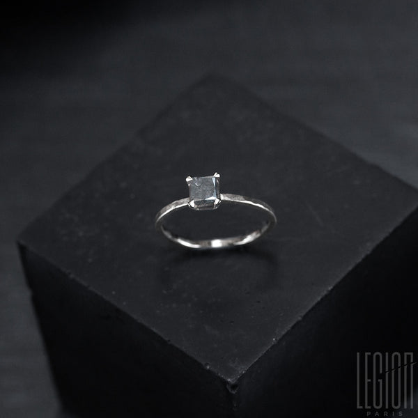 Bague solitaire en or blanc et diamant gris