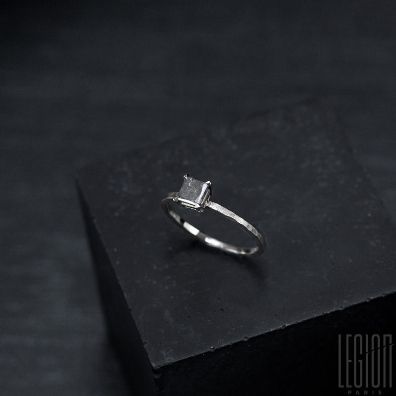 Bague solitaire en or blanc et diamant gris
