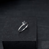 Bague solitaire en or blanc et diamant gris