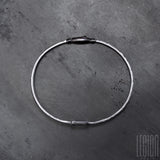 Bracelet rigide, pièce unique en or noir et diamants. design contemporain