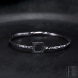 Bracelet rigide, pièce unique en or noir et diamants. design contemporain