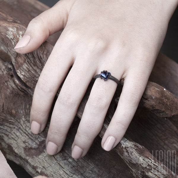 Bague de fiançailles, solitaire, en or noir et saphir bleu noir, anneau facetté, design contemporain. Sur mesure pièce unique. 