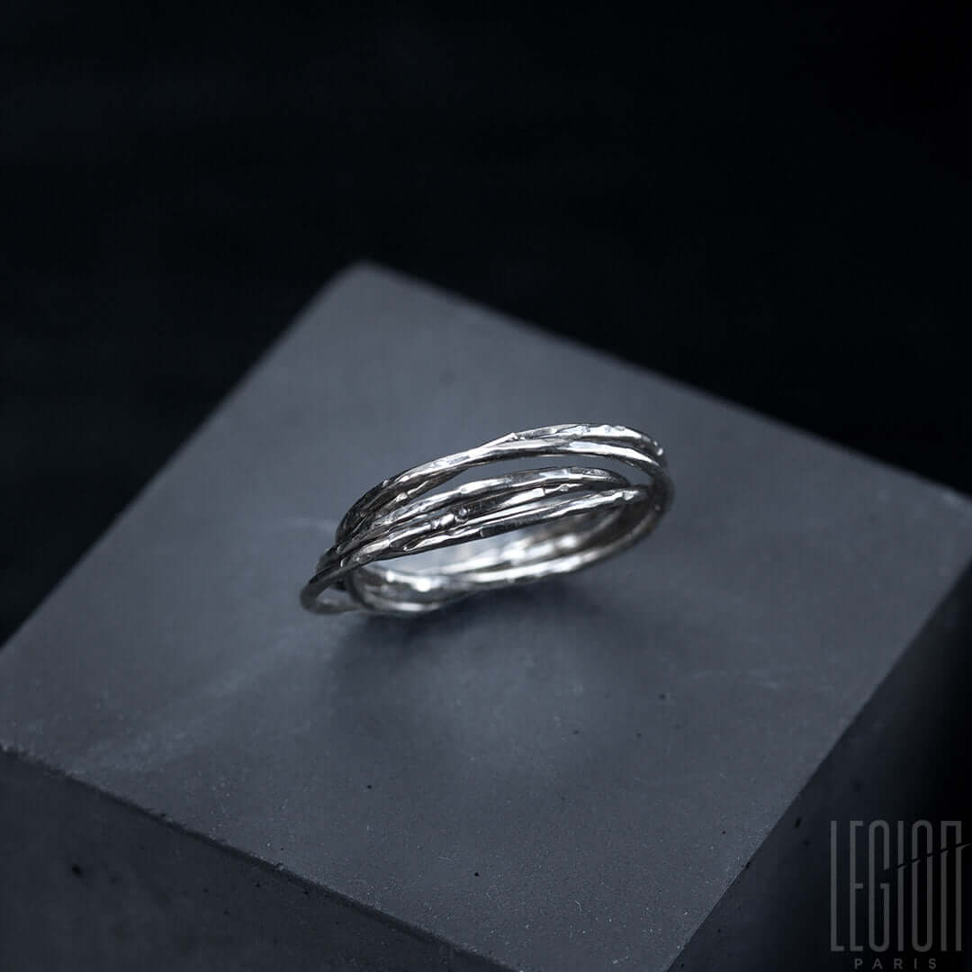 vue de côté d'une bague Legion Paris en or blanc 750 composée de 5 anneaux martelés et entrelacés