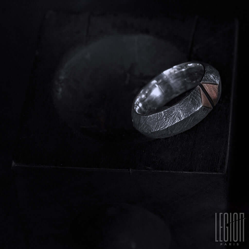 bague ouverte en argent noir texturé et or rouge