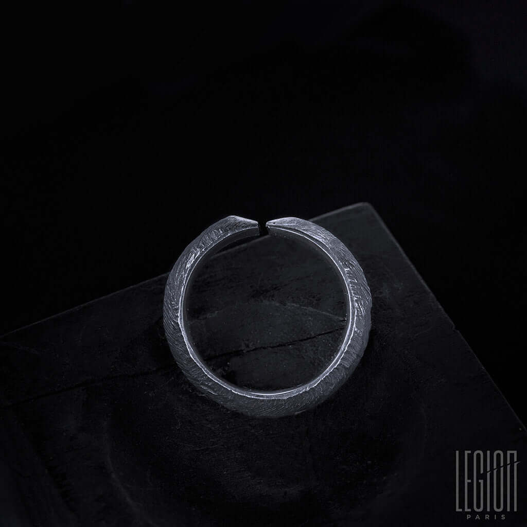 vue de côté d'une bague ouverte en argent noir et or rouge