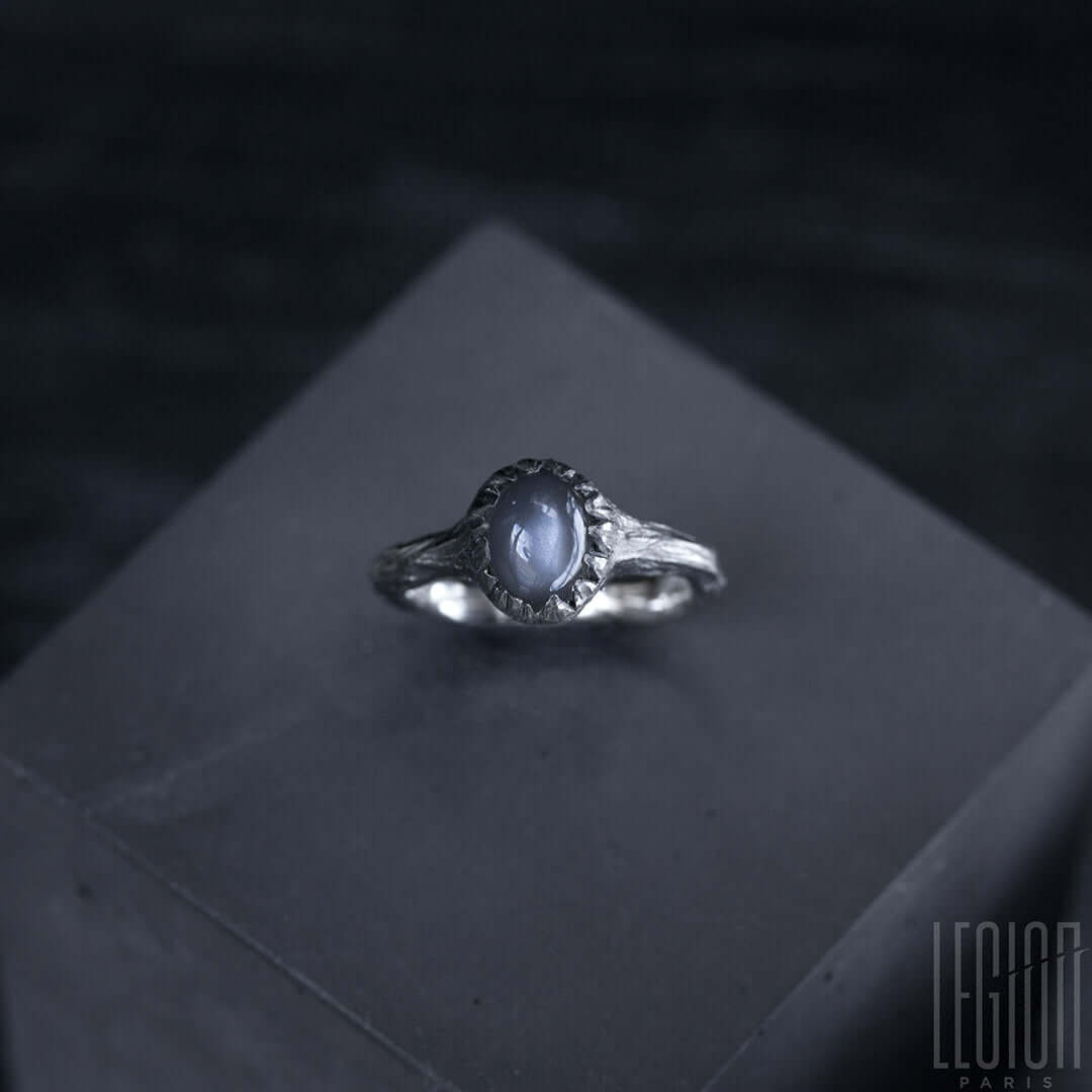 vue sur le dessus d'une bague en argent 925 avec un corps de bague texturé de la maison Legion Paris. 
