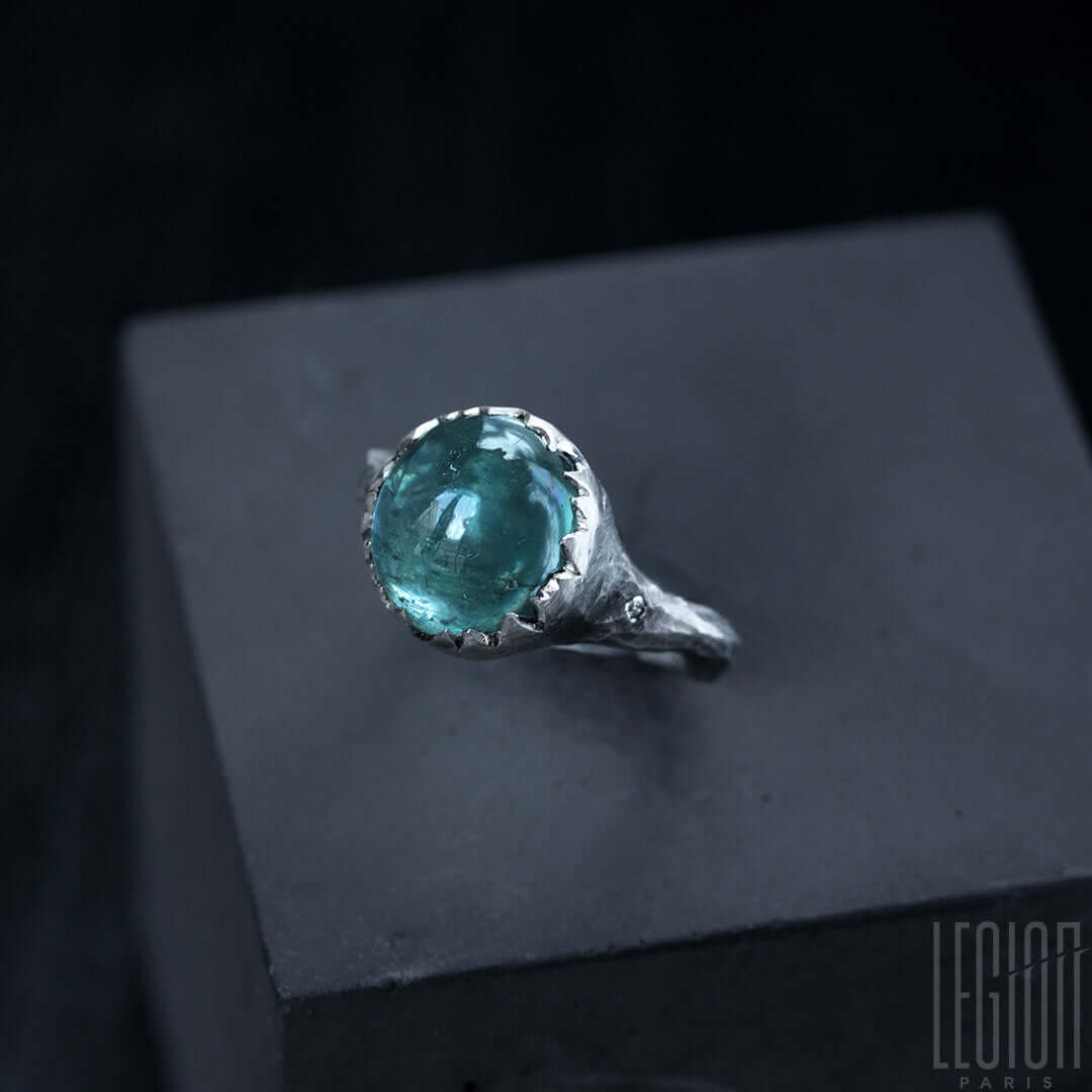 bague Legion Paris en argent noir 925 avec une tourmaline indicolite en pierre centrale et deux diamants gris 