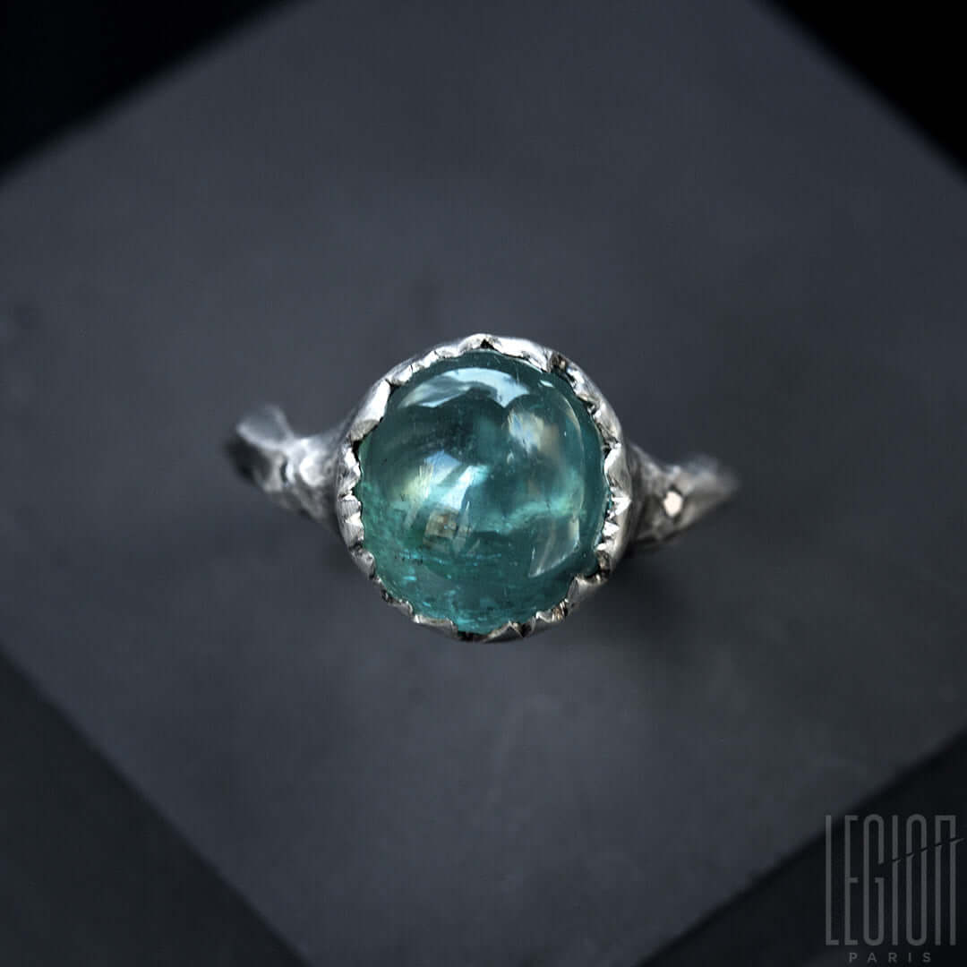 gros plan sur une tourmaline indicolite serti dentelée en argent noir 925 Legion Paris