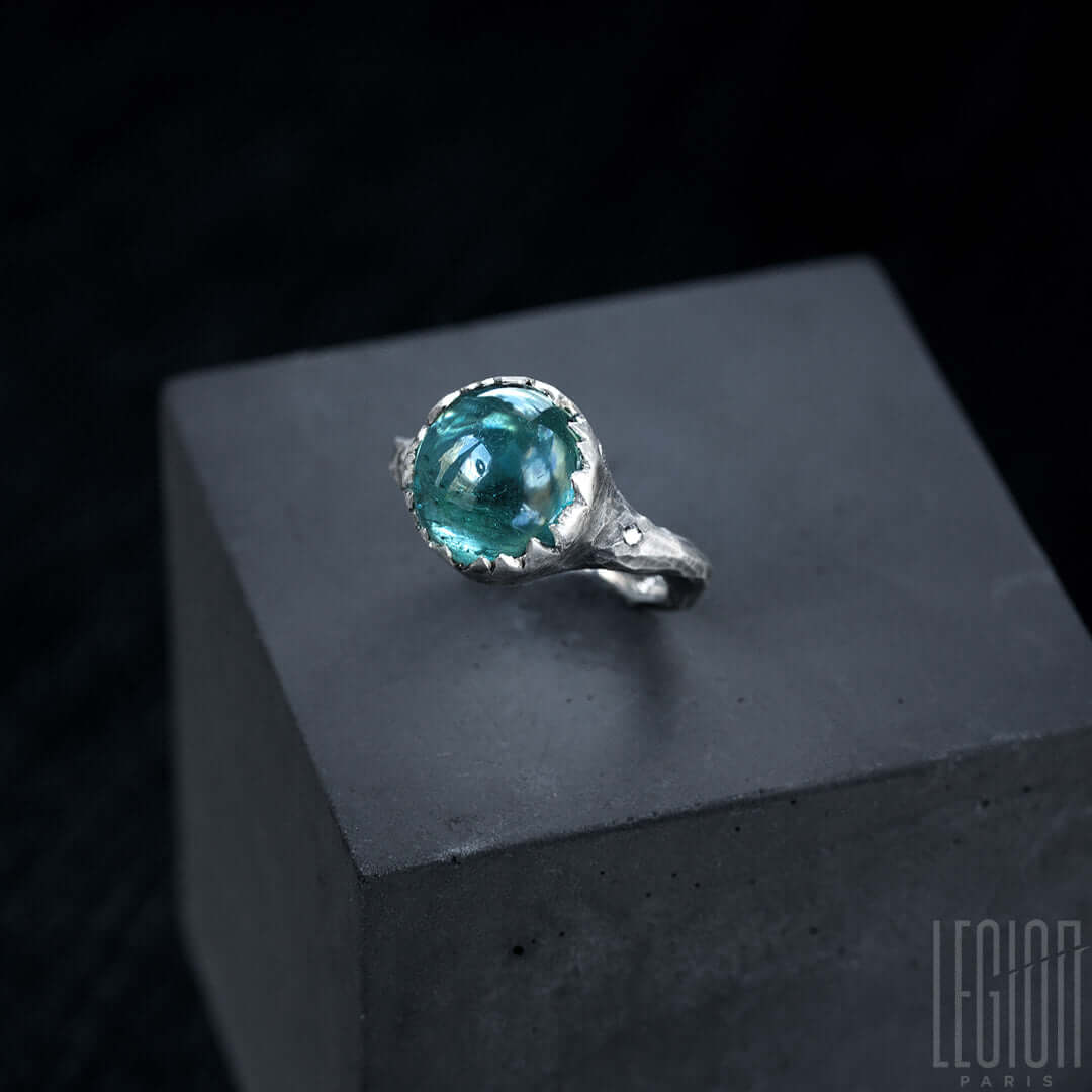 bague Legion Paris en argent noir 925 avec un cabochon de tourmaline indicoite et 2 diamants gris et corps de bague texturé
