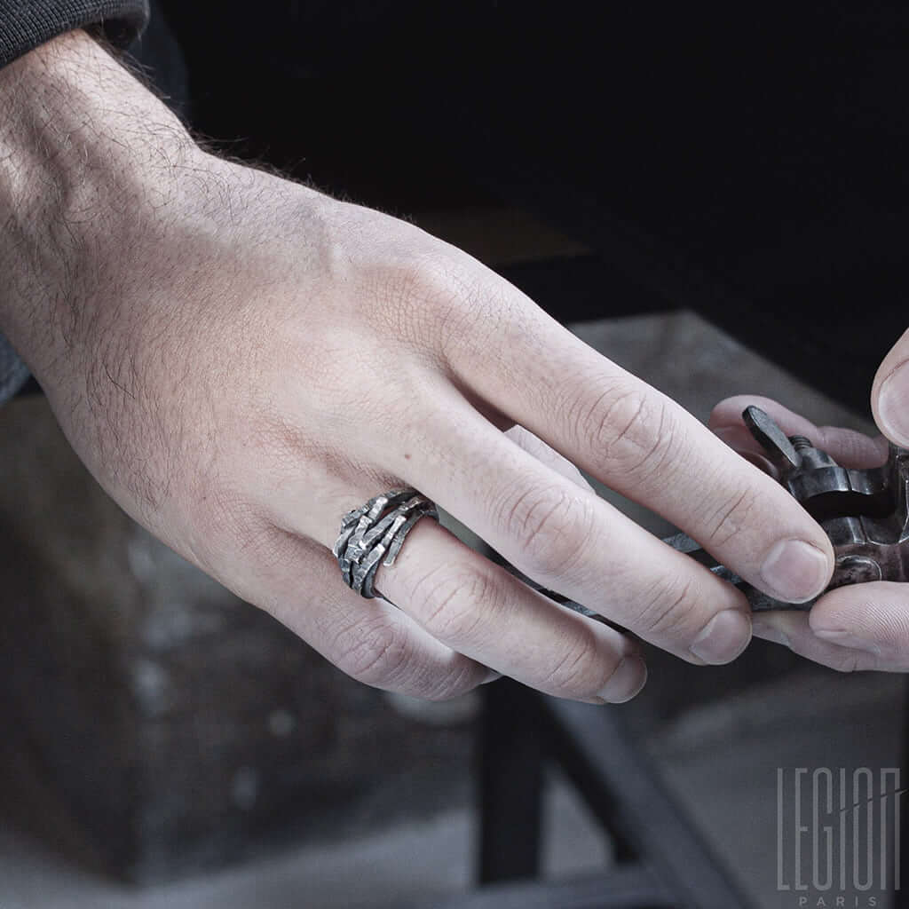 bague massive en argent noir texturée