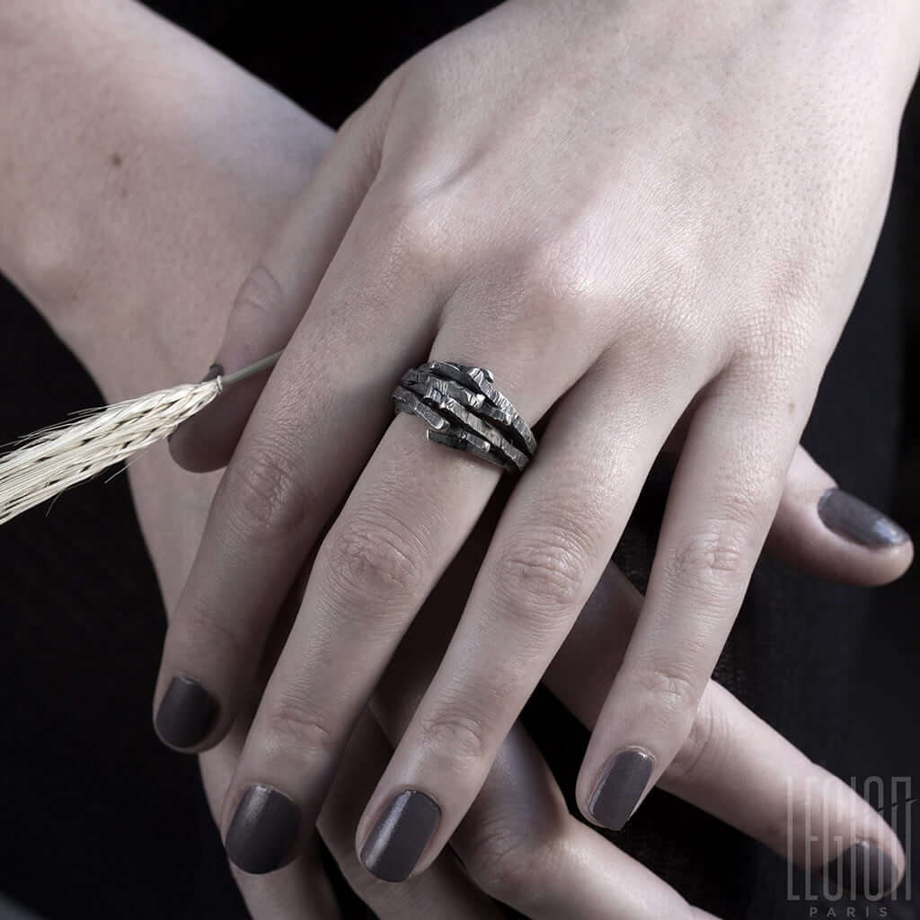 bague massive en argent noir texturée