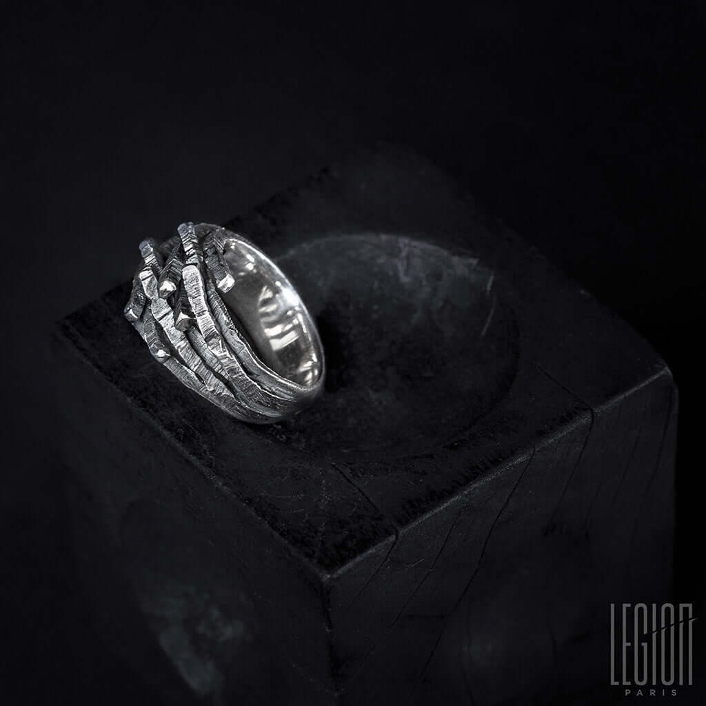 bague massive en argent noir texturée
